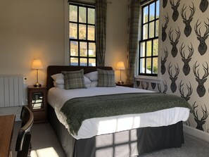 Deluxe Double Room, Ensuite, Mountain View (Green Room) | Individually decorated, individually furnished, blackout drapes - Cuil an Daraich Guest House (Pitlochry)