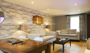 Aldwych Cottage (Pet-Friendly) | Lounge