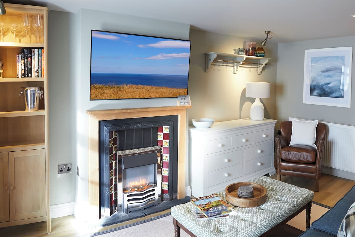 Cottage, privébadkamer | Woonruimte | Een 40-inch flatscreentelevisie met digitale zenders