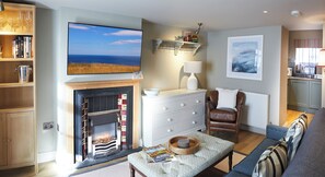 Cottage, privébadkamer | Woonruimte | Een 40-inch flatscreentelevisie met digitale zenders
