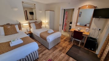 Kamer, 1 twee- of 2 eenpersoonsbedden, en-suite badkamer (Room 2/4) | 1 slaapkamer