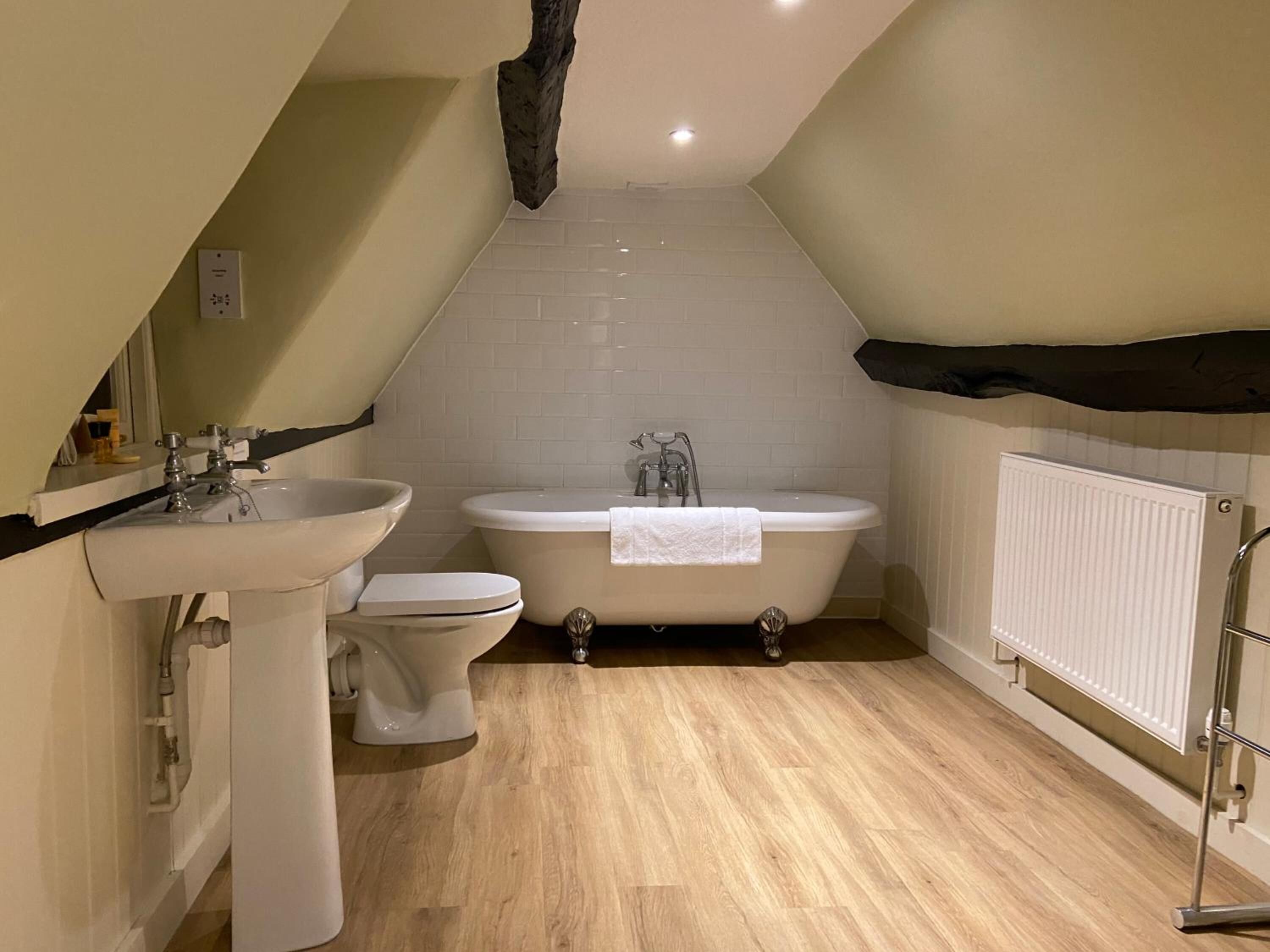Habitación Deluxe doble | Baño | Artículos de higiene personal gratuitos, secador de pelo y toallas