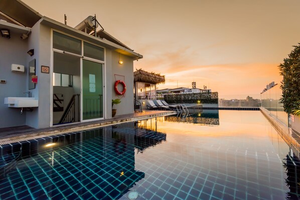 Outdoor pool - Hallo Patong Hotel & Restaurant (Patong)