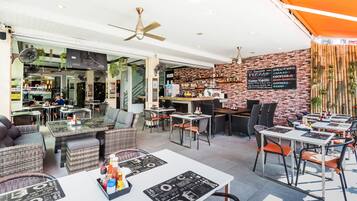 Breakfast, lunch, dinner served; international cuisine