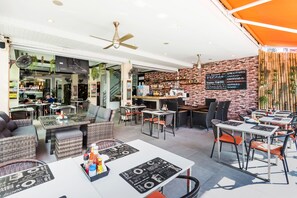 Breakfast, lunch, dinner served; international cuisine - Hallo Patong Hotel & Restaurant (Patong)