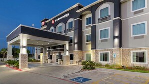 Un hôtel Best Western Plus doté d’une entrée couverte, de nombreux balcons et d’un parking accessible aux personnes handicapées.