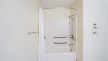 Badewanne, kostenlose Toilettenartikel, Haartrockner, HandtĂŒcher