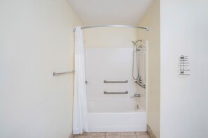 Bañera, artículos de higiene personal gratuitos y secador de pelo