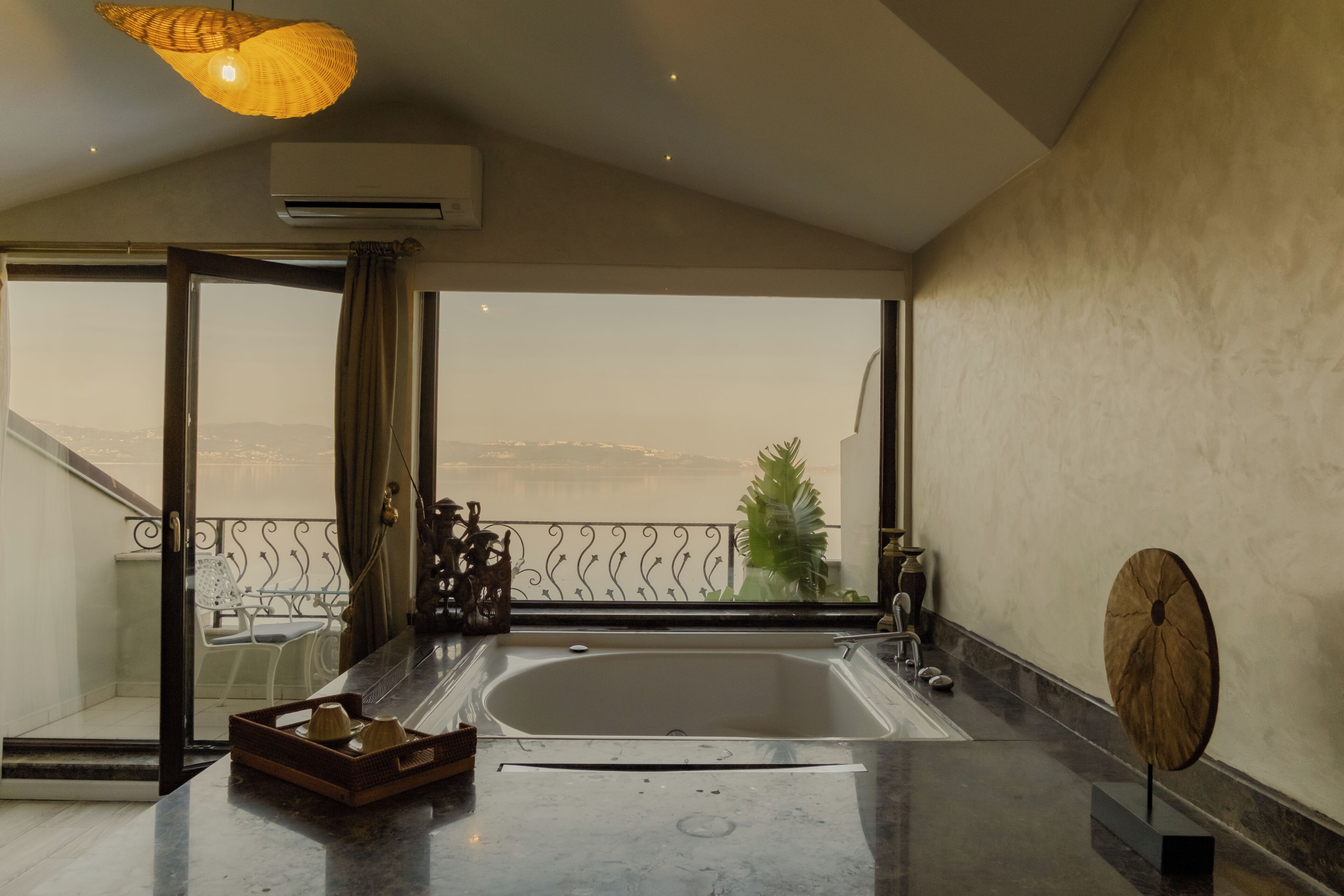 Presidential-Suite, 1  King-Bett, Whirlpool, Seeblick