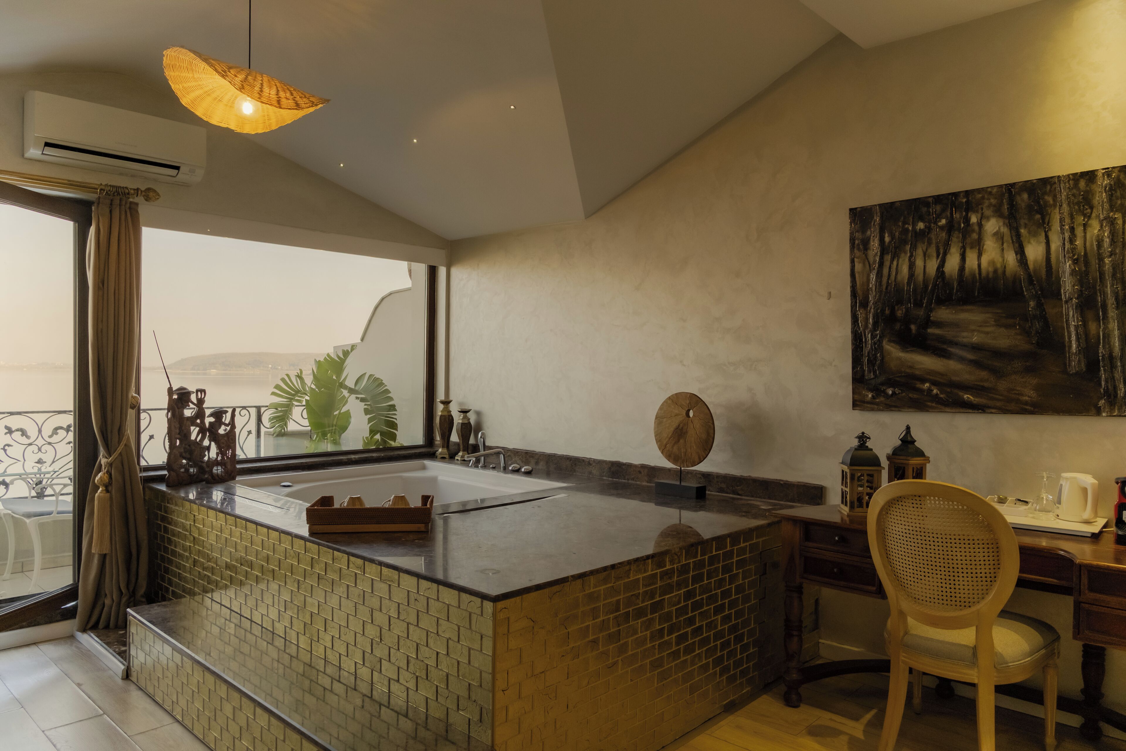 Presidential Suite, 1 Katil Raja (King), Jetted Tub, Lake View | Peralatan tempat tidur premium, peti besi dalam bilik, Wi-fi percuma 