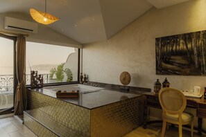 总统套房, 1 张特大床, 按摩浴缸, 湖景 | 高档床上用品、客房内保险箱、免费 WiFi、床单