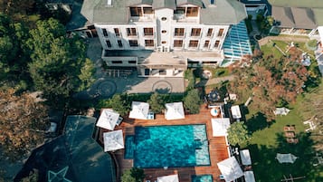 室外泳池;泳池傘、躺椅