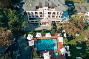 Outdoor pool, pool umbrellas, sun loungers - Lale Boutique Hotel (Sapanca)