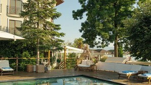 Outdoor pool, pool umbrellas, sun loungers - Lale Boutique Hotel (Sapanca)