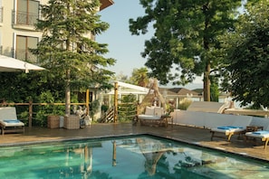 Outdoor pool, pool umbrellas, pool loungers - Lale Boutique Hotel (Sapanca)