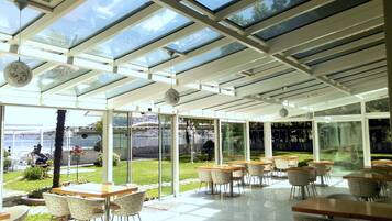 Petit déjeuner complet compris tous les jours