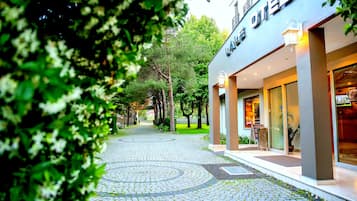 Vista frontal de la propiedad