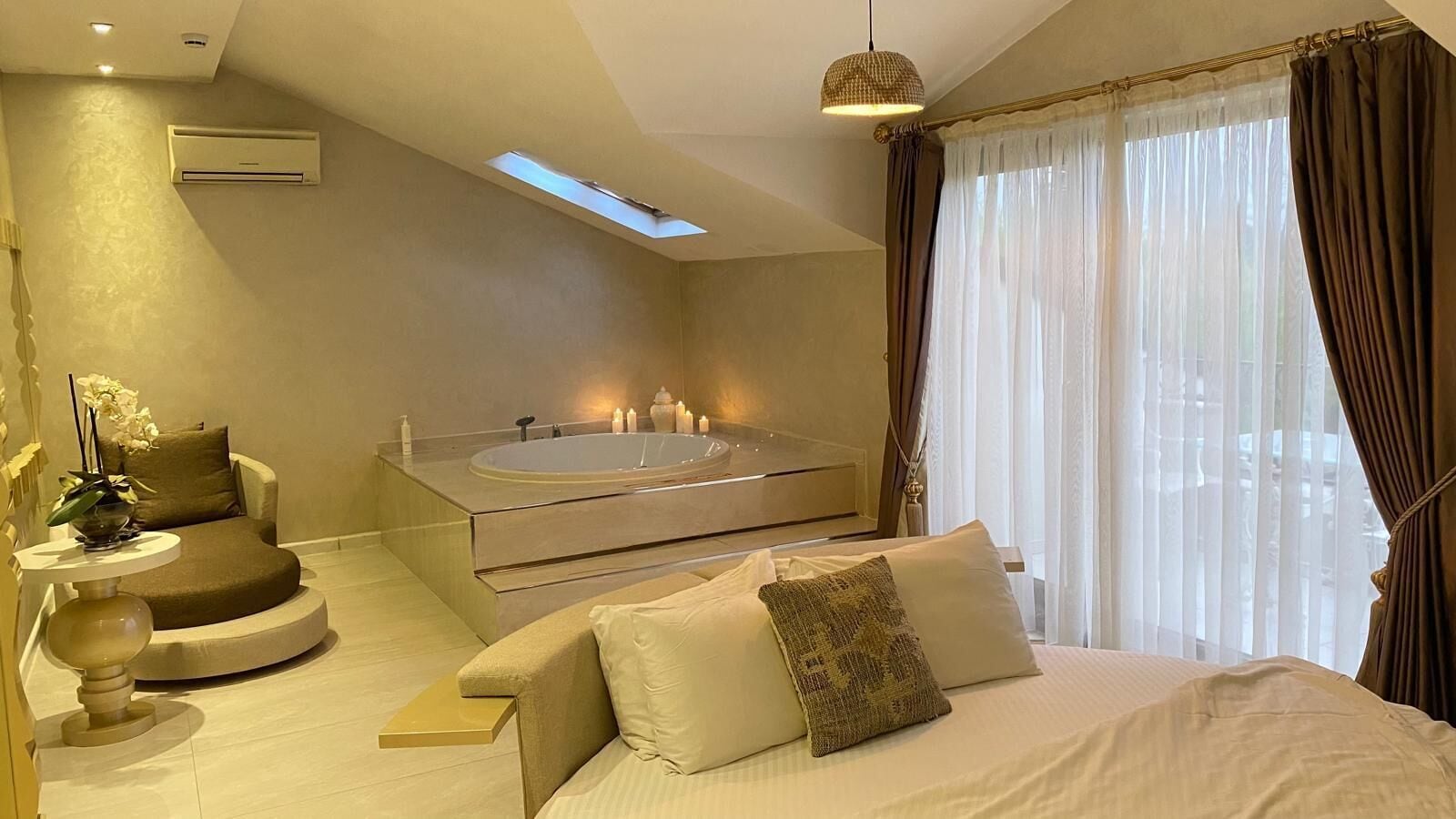 Executive Double Room, 1 King Bed, Jetted Tub, Garden View | Premium bedding, in-room safe, free WiFi, bed sheets