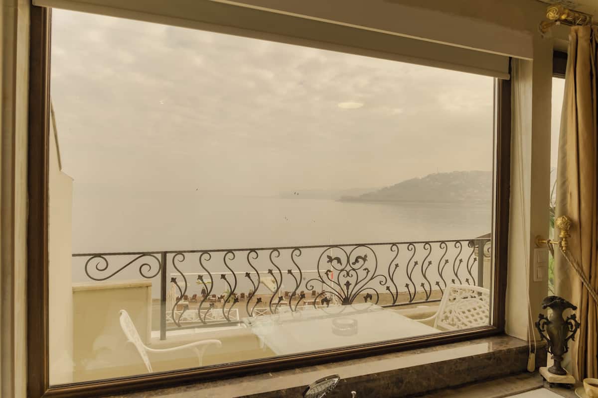 Deluxe Room, 1 King Bed, Jetted Tub, Lake View | Premium bedding, in-room safe, free WiFi, bed sheets