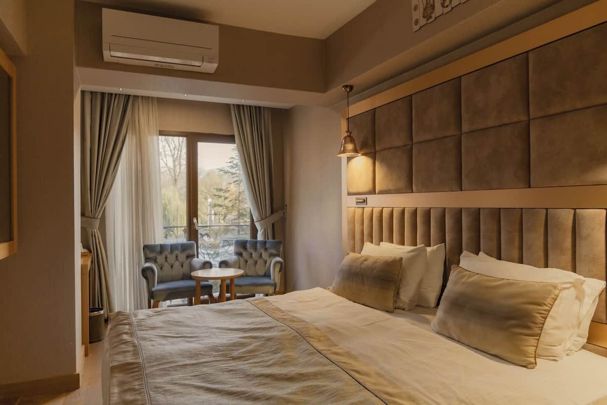 Premium bedding, in-room safe, free WiFi, bed sheets