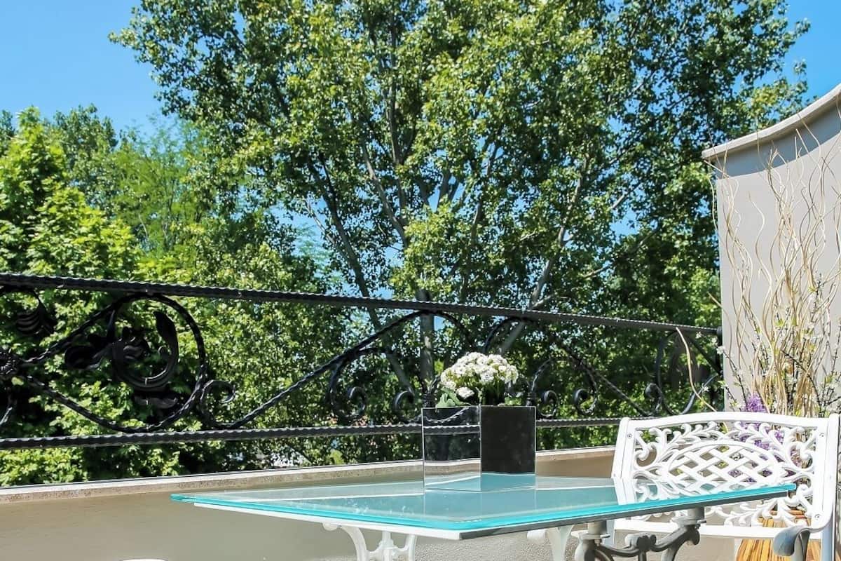 Deluxe Room, 1 King Bed, Non Smoking, Garden View | Premium bedding, in-room safe, free WiFi, bed sheets