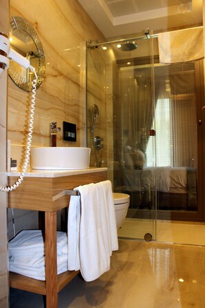 Shower, free toiletries, hair dryer, slippers - Lale Boutique Hotel (Sapanca)