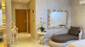 行政双人房, 1 张特大床, 按摩浴缸, 花园景观 | 高档床上用品、客房内保险箱、免费 WiFi、床单