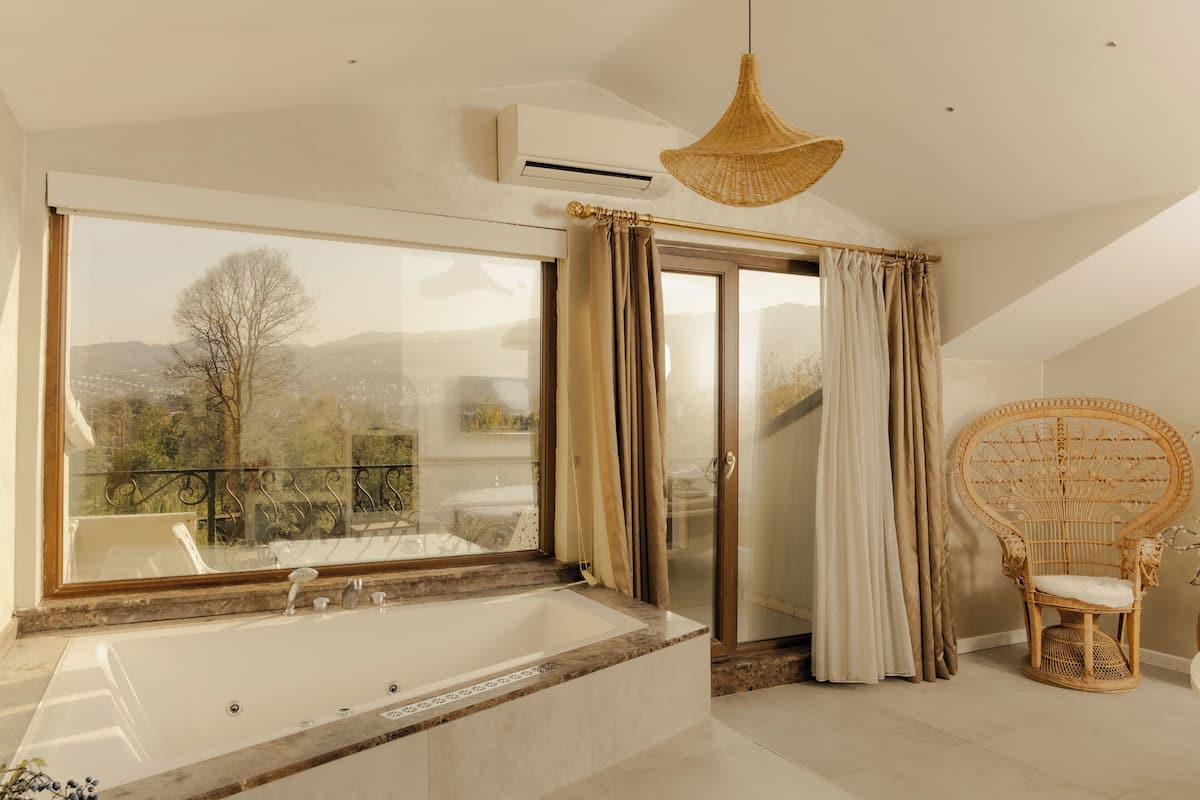 高級雙人房, 1 張特大雙人床, 按摩浴缸, 花園景觀 | 高級寢具、客房內保險箱、免費無線上網、床單