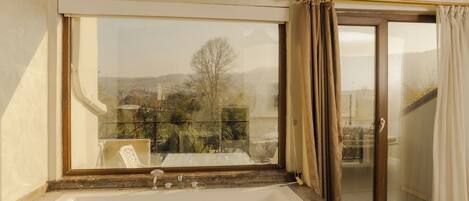 Superior Double Room, 1 King Bed, Jetted Tub, Garden View | Premium bedding, in-room safe, free WiFi, bed sheets