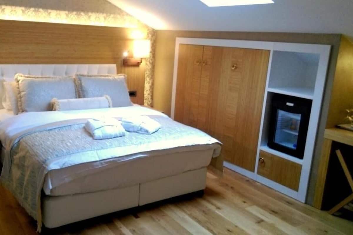Deluxe-huone, 1 suuri parisänky, tupakointi kielletty, näköala puutarhaan | Ylelliset vuodevaatteet, tallelokero huoneessa, ilmainen Wi-Fi