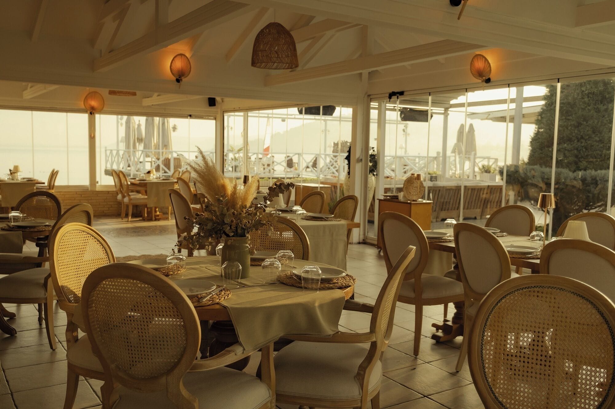 Sarapan dihidangkan, masakan antarabangsa, berhadapan pantai 