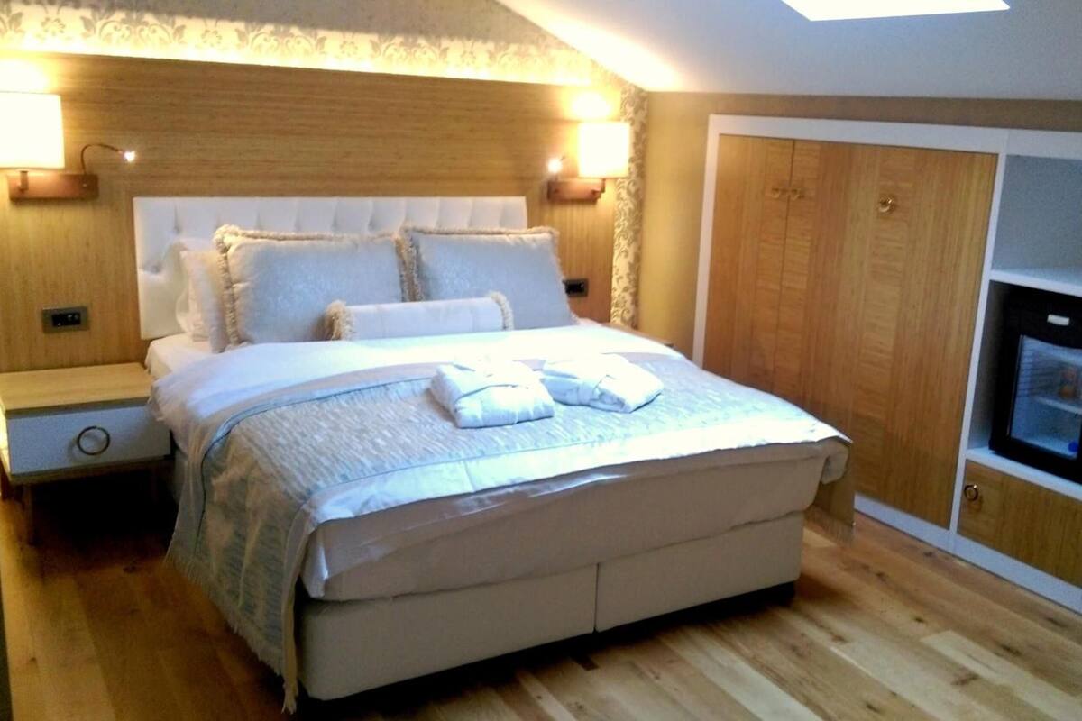 Deluxe Room, 1 King Bed, Non Smoking, Garden View | Premium bedding, in-room safe, free WiFi, bed sheets