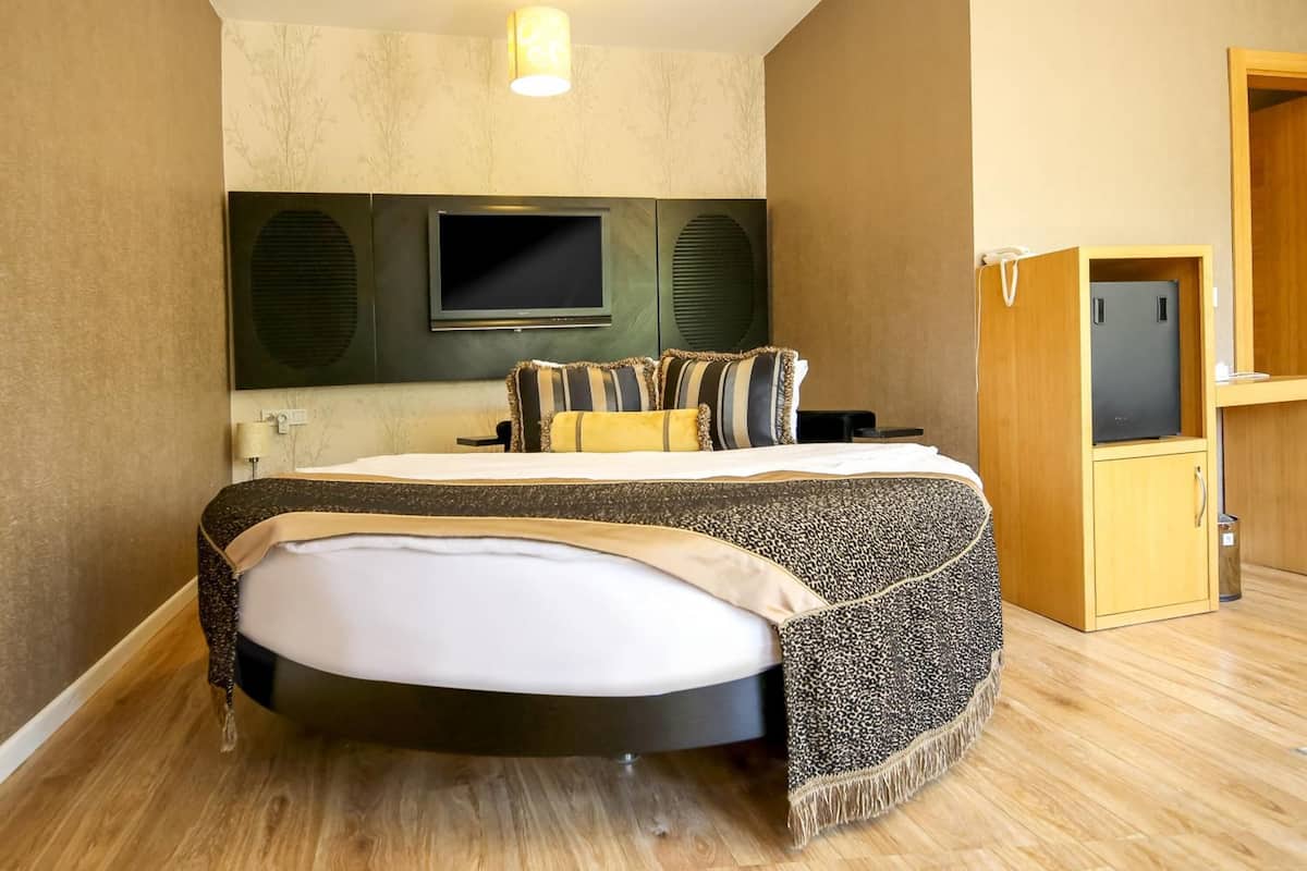 Suite Supérieure, 1 très grand lit, baignoire à jets, vue jardin | Literie de qualité supérieure, coffres-forts dans les chambres