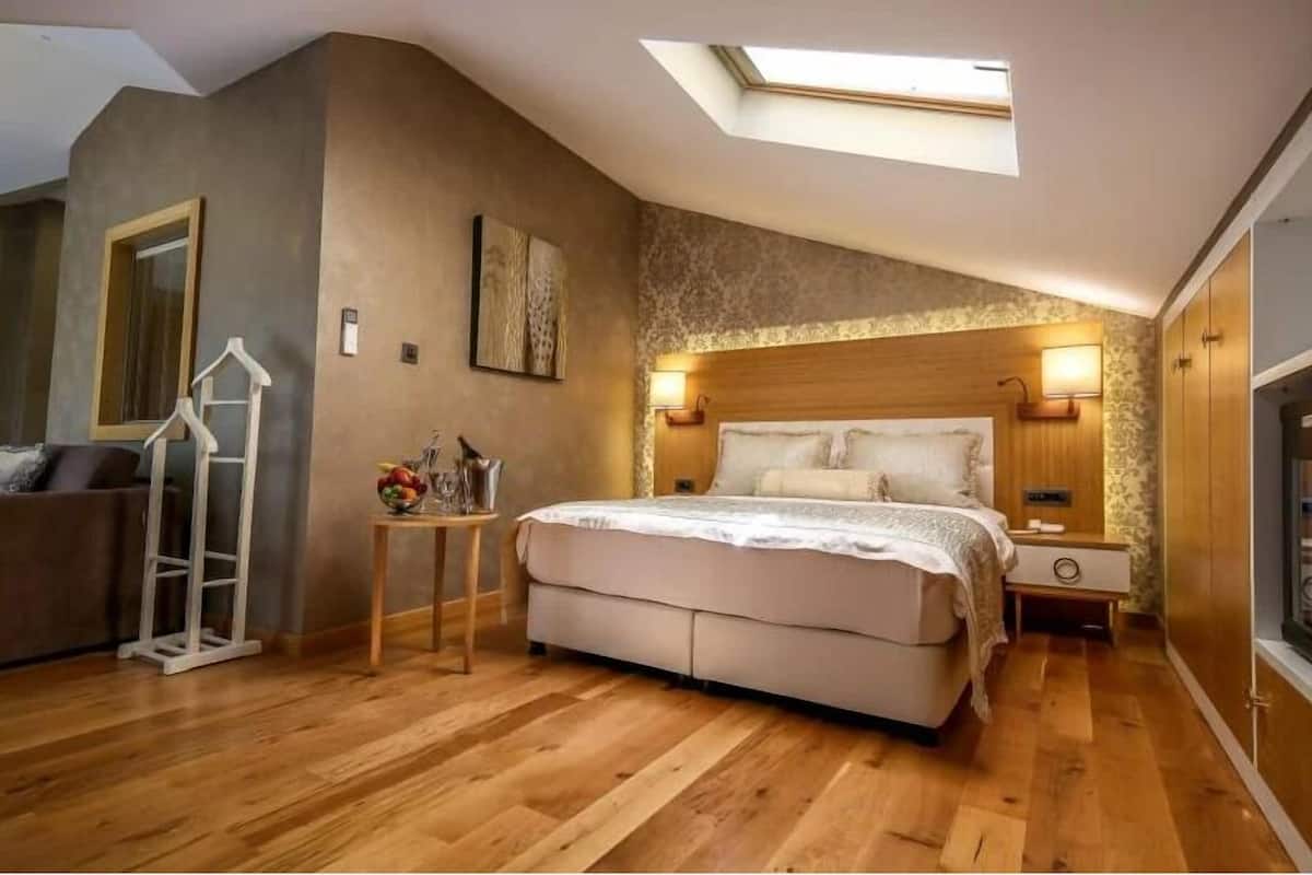 Premium bedding, in-room safe, free WiFi, bed sheets