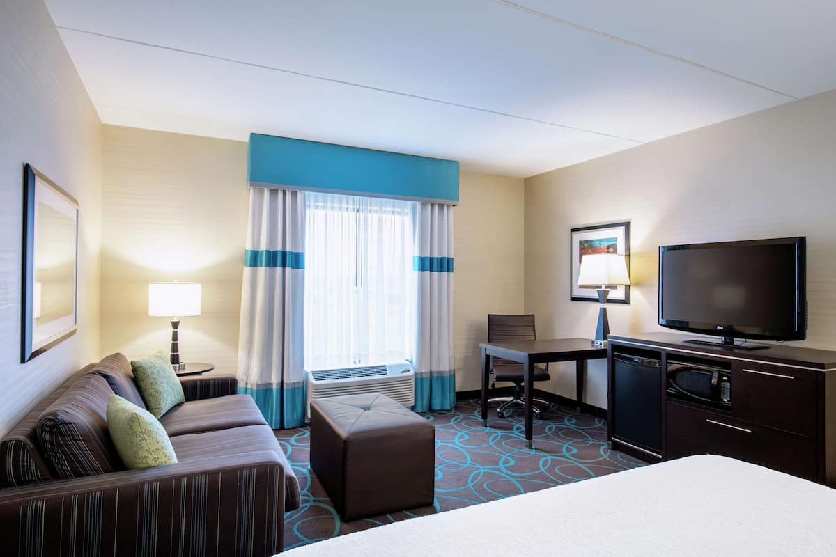 Executive Room, 1 King Bed with Sofa bed | Pillow-top beds, in-room safe, desk, iron/ironing board