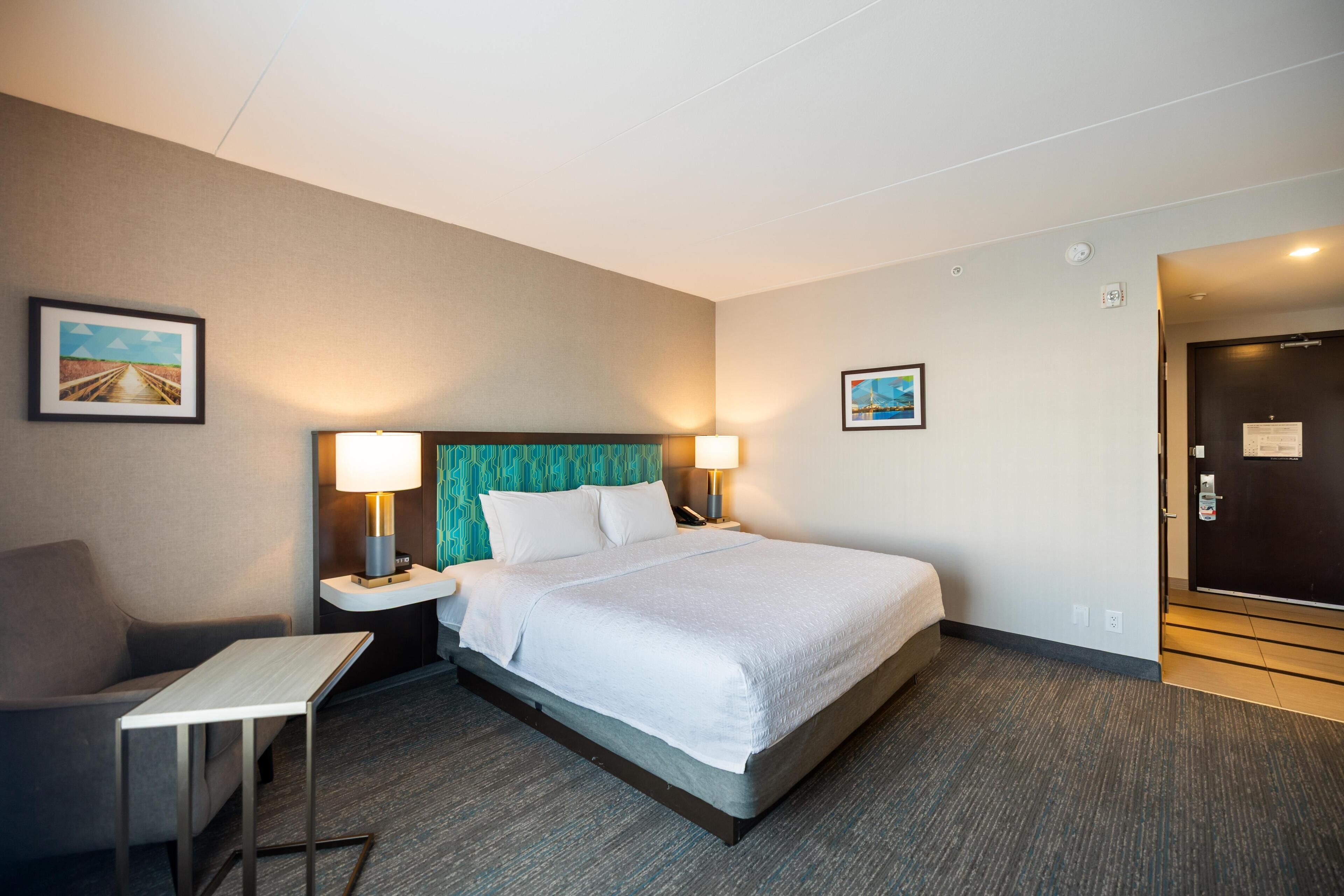 Standard Room, 1 King Bed | Pillowtop beds, in-room safe, desk, iron/ironing board