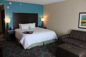 Pillowtop beds, in-room safe, desk, iron/ironing board - Hampton Inn by Hilton Winnipeg Airport/Polo Park (Winnipeg)