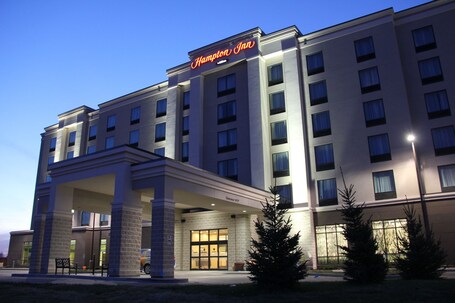 Hampton Inn by Hilton Winnipeg Airport Polo Park - Image 1