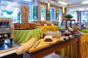 Daily buffet breakfast for a fee - Thanthip Beach Resort (Patong)