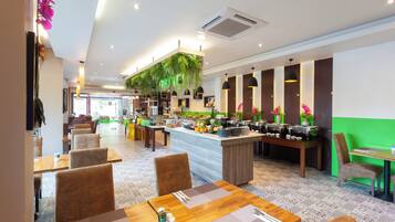 Petit déjeuner buffet (350 THB par personne)