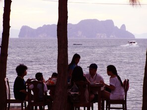 Outdoor dining - Koh Yao Chukit Dachanan Resort (KOH YAO NOI)