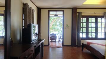 Superior Seaview | In-room safe, desk, free WiFi