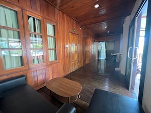 Family with pool View | Wohnbereich | 24-Zoll-Fernseher mit Satellitenempfang