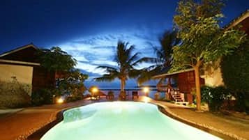 3 outdoor pools, pool umbrellas, sun loungers