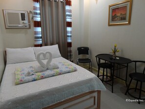 Honeymoon Room, 1 Queen Bed | Desk, soundproofing, rollaway beds, free WiFi