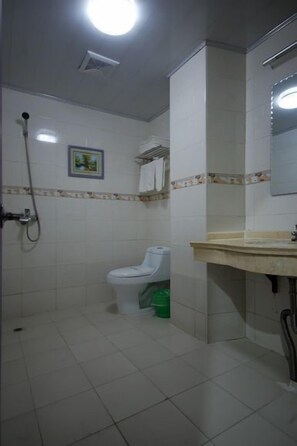 Ducha, zapatillas y toallas