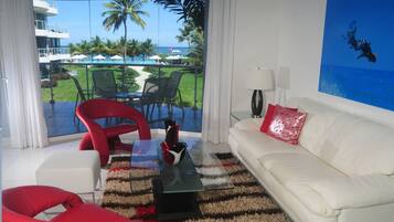 Deluxe kamer, 1 slaapkamer | Woonruimte | Een 40-inch flatscreentelevisie met kabelzenders en televisie