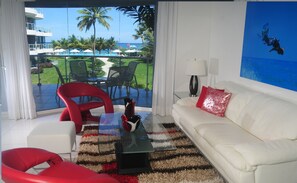 Rom – deluxe, 1 soverom | Oppholdsområde | En 40-tommers Flatskjerm-TV med kabel-kanaler samt TV