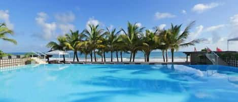 Piscine extérieure, parasols de plage, chaises longues