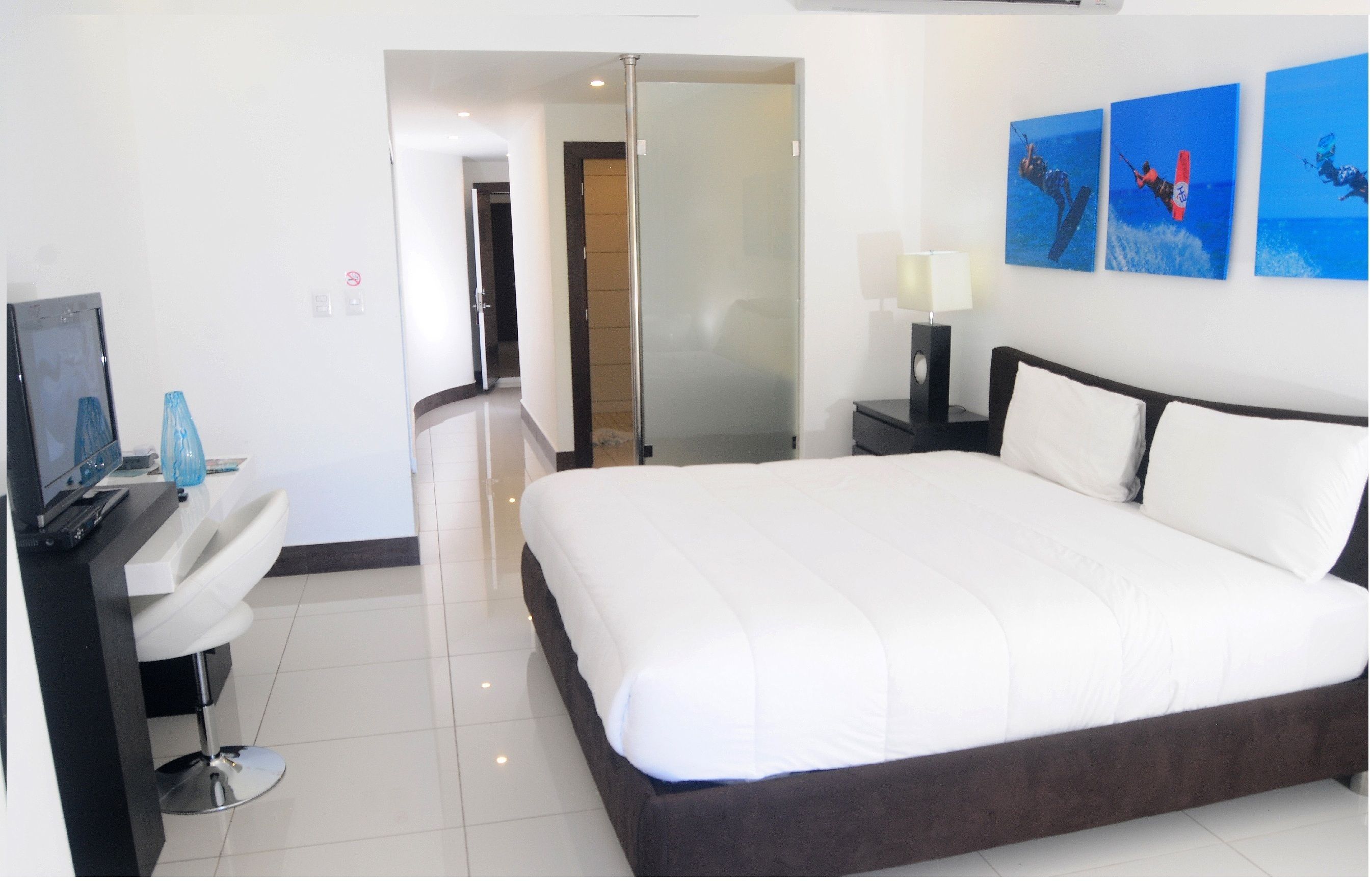 junior studio, 1 king bed, ocean view | 1 bedroom, in-room safe, laptop workspace, blackout curtains